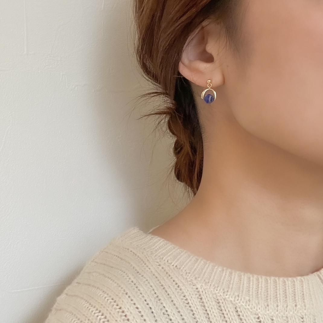 瑠璃色ラピスラズリの小さなピアス/痛みの無いクリップ式イヤリング〈ゴールド・シルバー〉